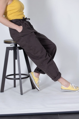 spodnie-denim-choco-1.webp