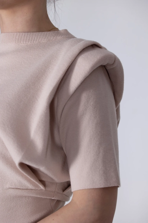 sweter-beige-3.webp