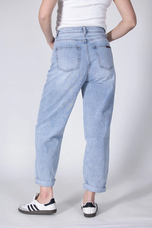 Jeansy-Damskie-3d-2.webp