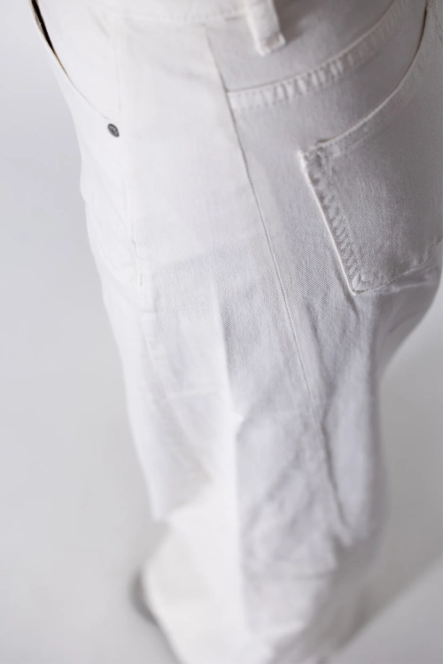 jeans-white-3d-5.webp